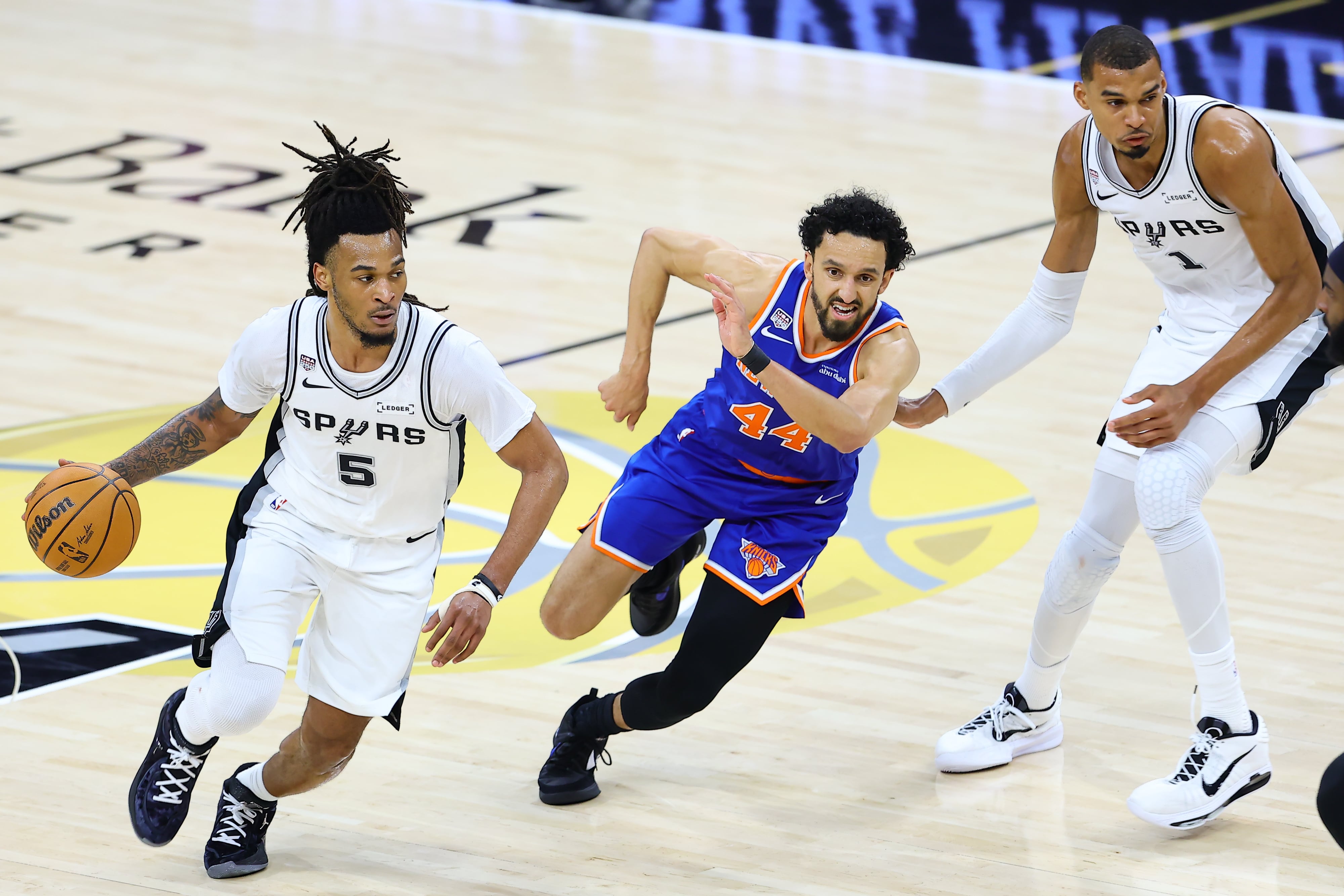 Los Knicks revirtieron una desventaja inicial con una racha de 39-17 y resistieron la remontada de 21-5 de San Antonio en el cierre del Juego 2- crédito Carlos Ramírez/EFE