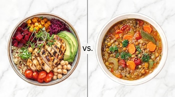 Ilustración dividida en dos por el texto VS., con un tazón de pollo y verduras a la izquierda y una sopa de lentejas a la derecha.