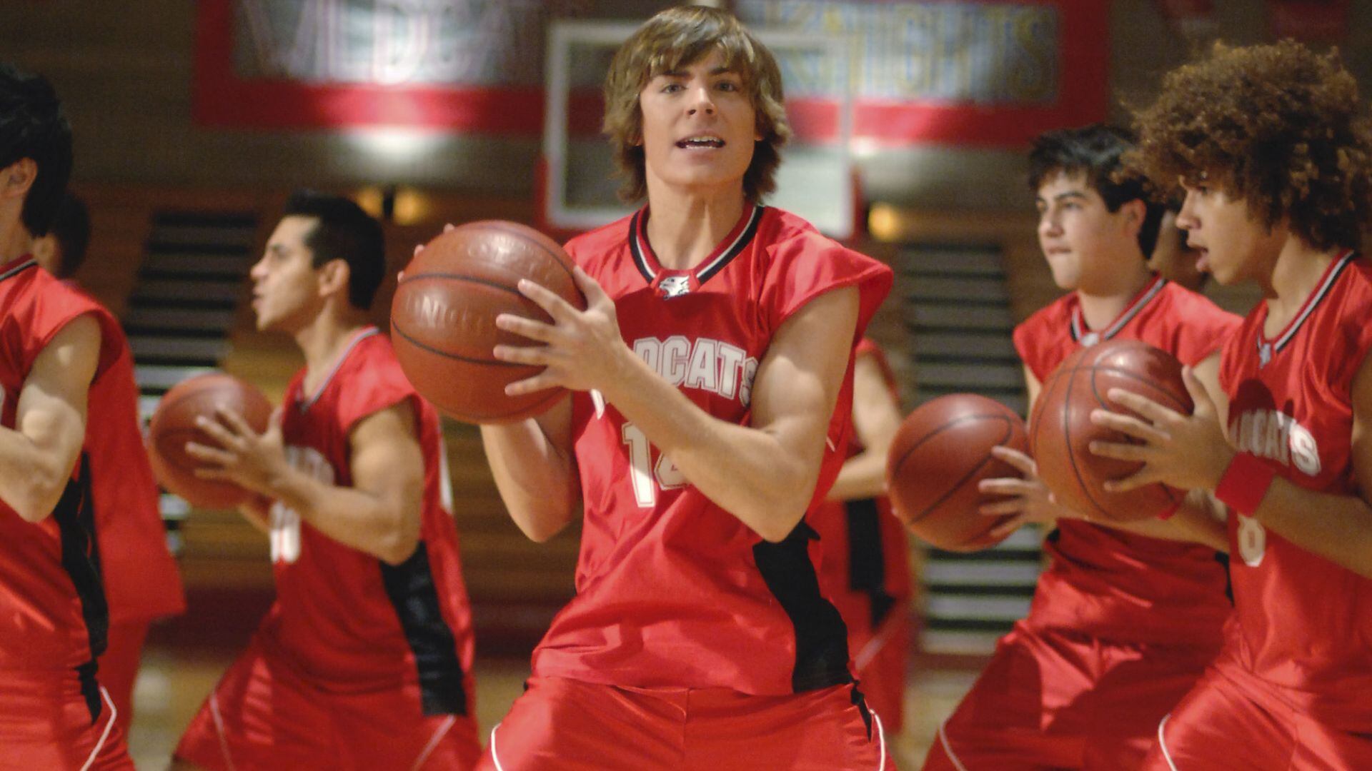 En las secuelas, Zac Efron interpretó íntegramente las canciones de su personaje Troy Bolton (Disney)