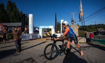 La combinación de natación, ciclismo