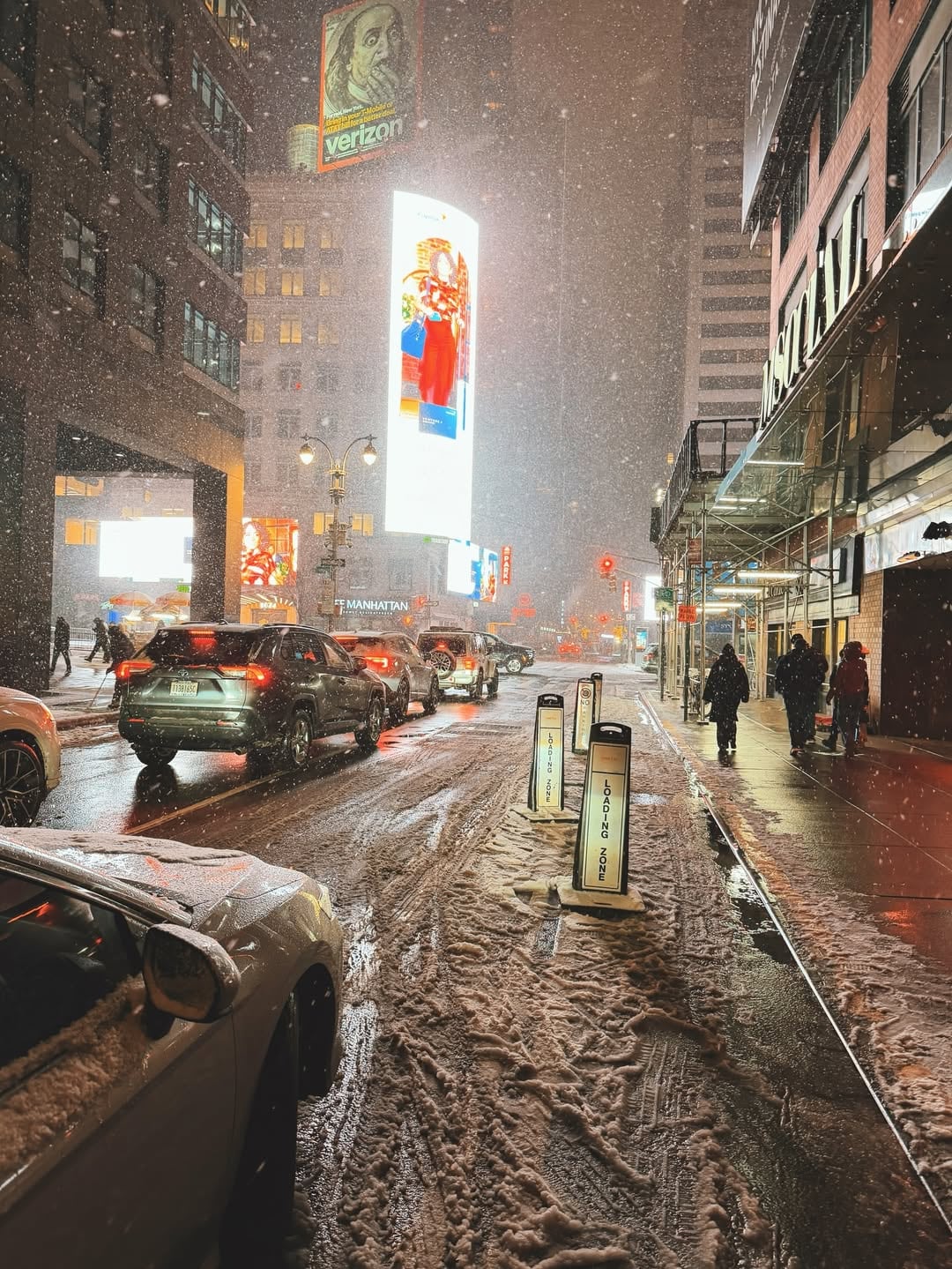 El conductor de Luzu TV celebró su cumpleaños número 33 junto a Flor Jazmín Peña y disfrutó de una cena especial con vistas panorámicas de la ciudad