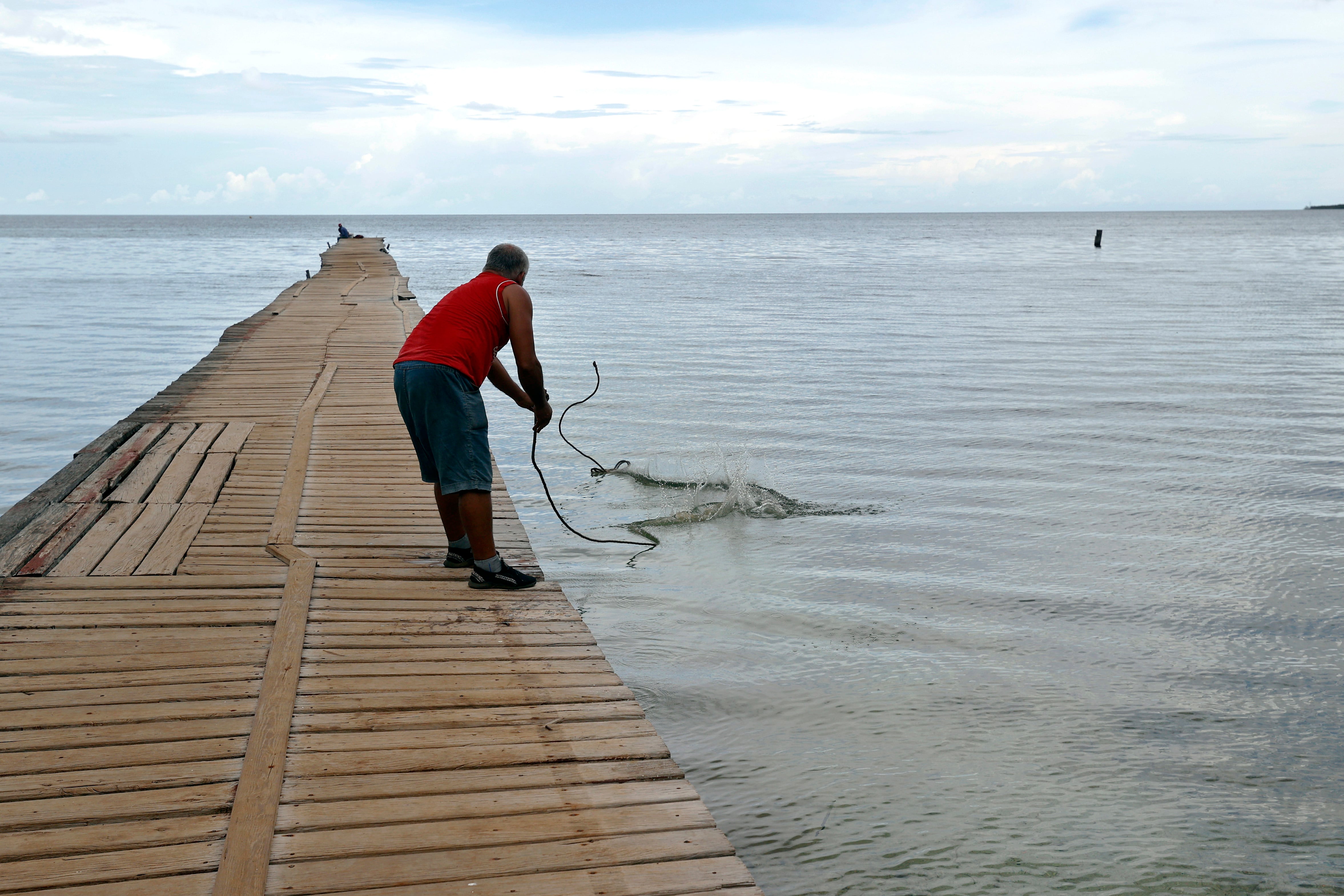 Fotografía del 29 de septiembre de 2026 de un pescador trabajando en la costa de Puerto Esperanza, en Pinar del Río (Cuba). EFE/ Ernesto Mastrascusa