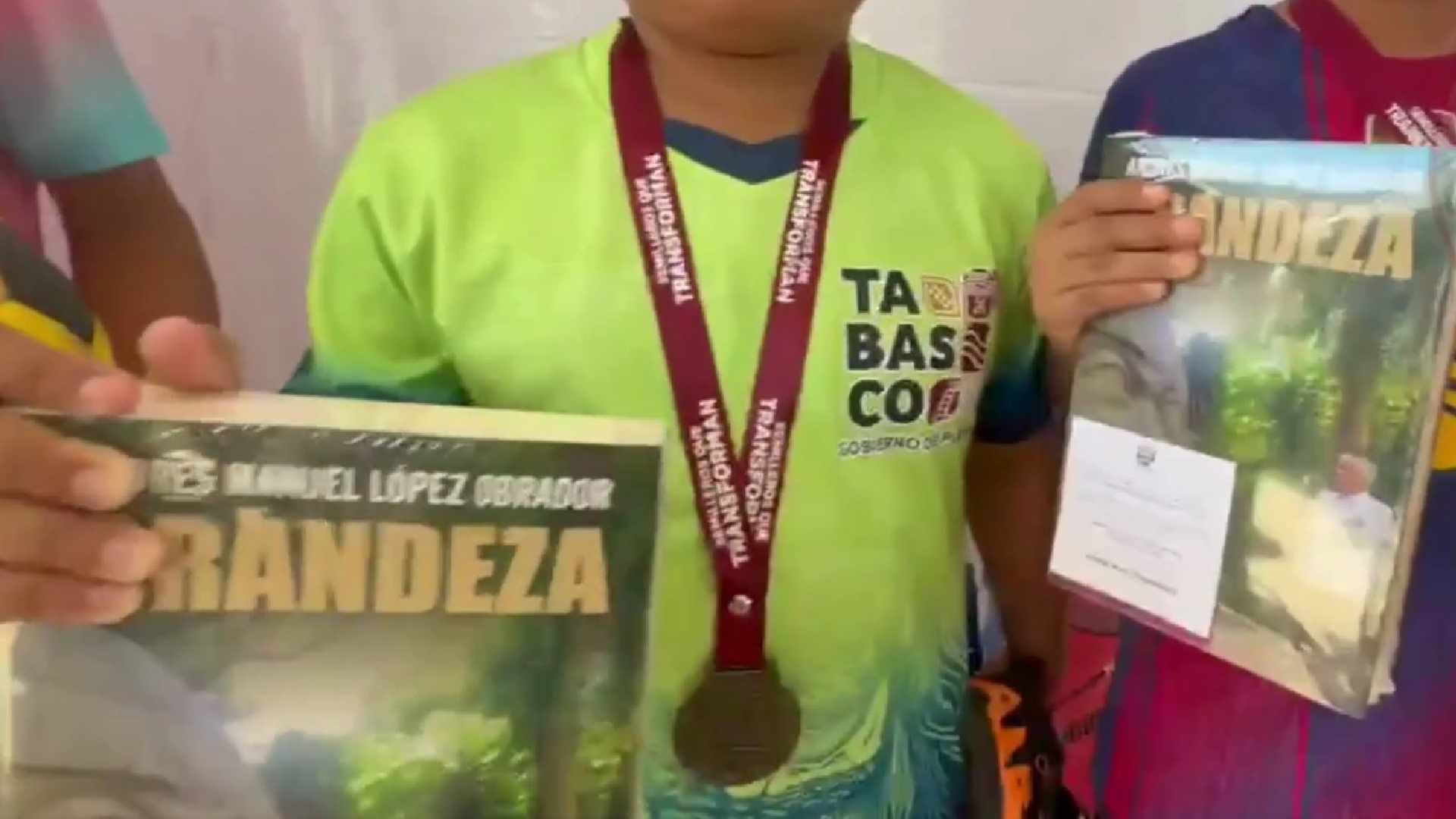 Equipo de niños gana torneo de futbol en Tabasco y recibe como premio el libro de AMLO