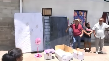 Vecinos y personas de buen corazón llegaron hasta la vivienda de María Leila Guillén para entregar alimentos, camas, ropa y otras donaciones destinadas a apoyar a la madre y sus cinco hijos. (FOTO: Hoy Mismo)