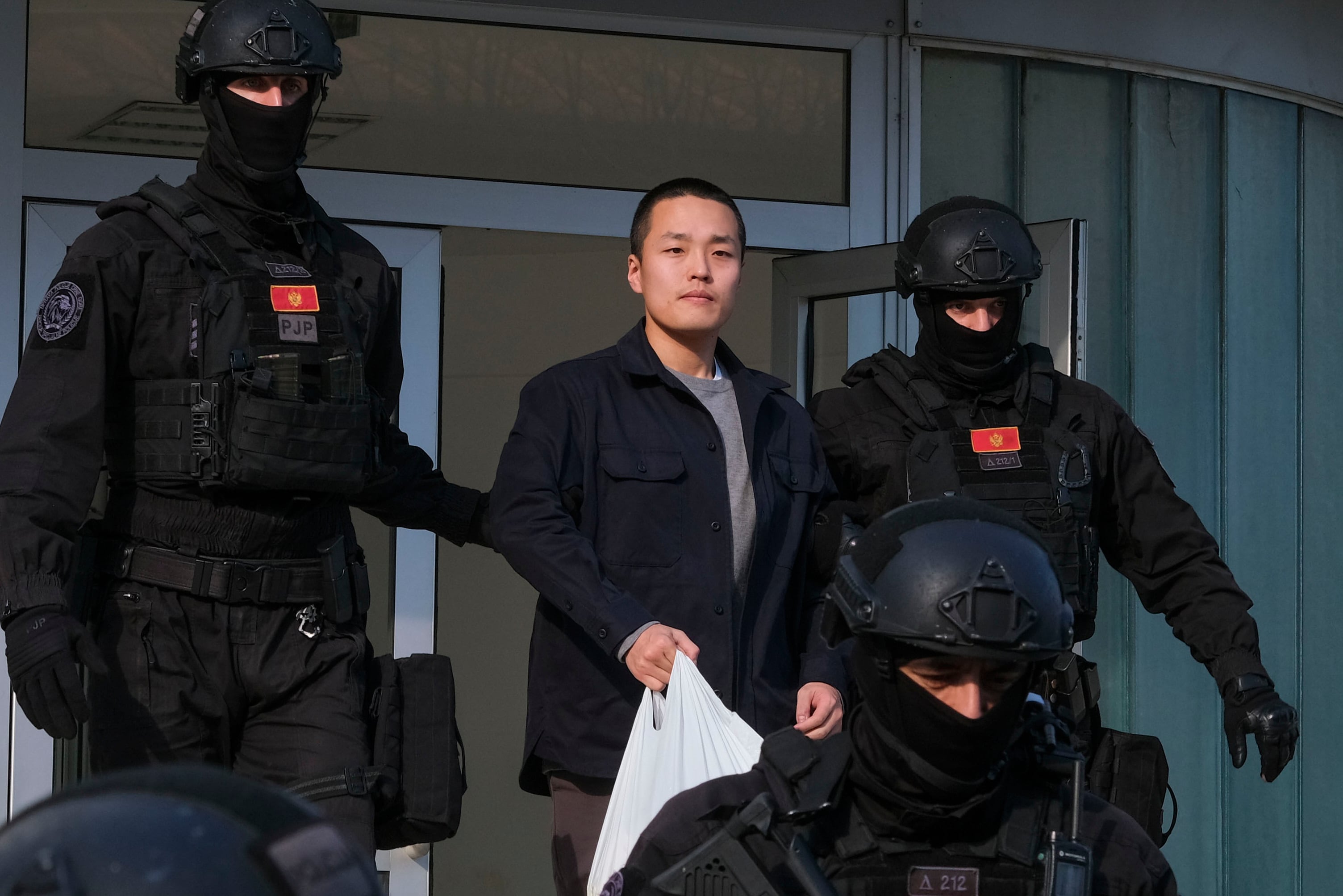 Do Kwon, ex magnate de las criptomonedas, fue sentenciado a 15 años de cárcel por fraude masivo (Foto AP/Risto Bozovic, Archivo)