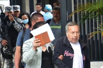 El exguerrillero y firmante de los Acuerdos de Paz, Atilio Montalvo, recibe el apoyo de sus allegados tras ser señalado de planear atentados durante la toma de posesión presidencial de 2024 (Cortesía: La Noticia Sv).