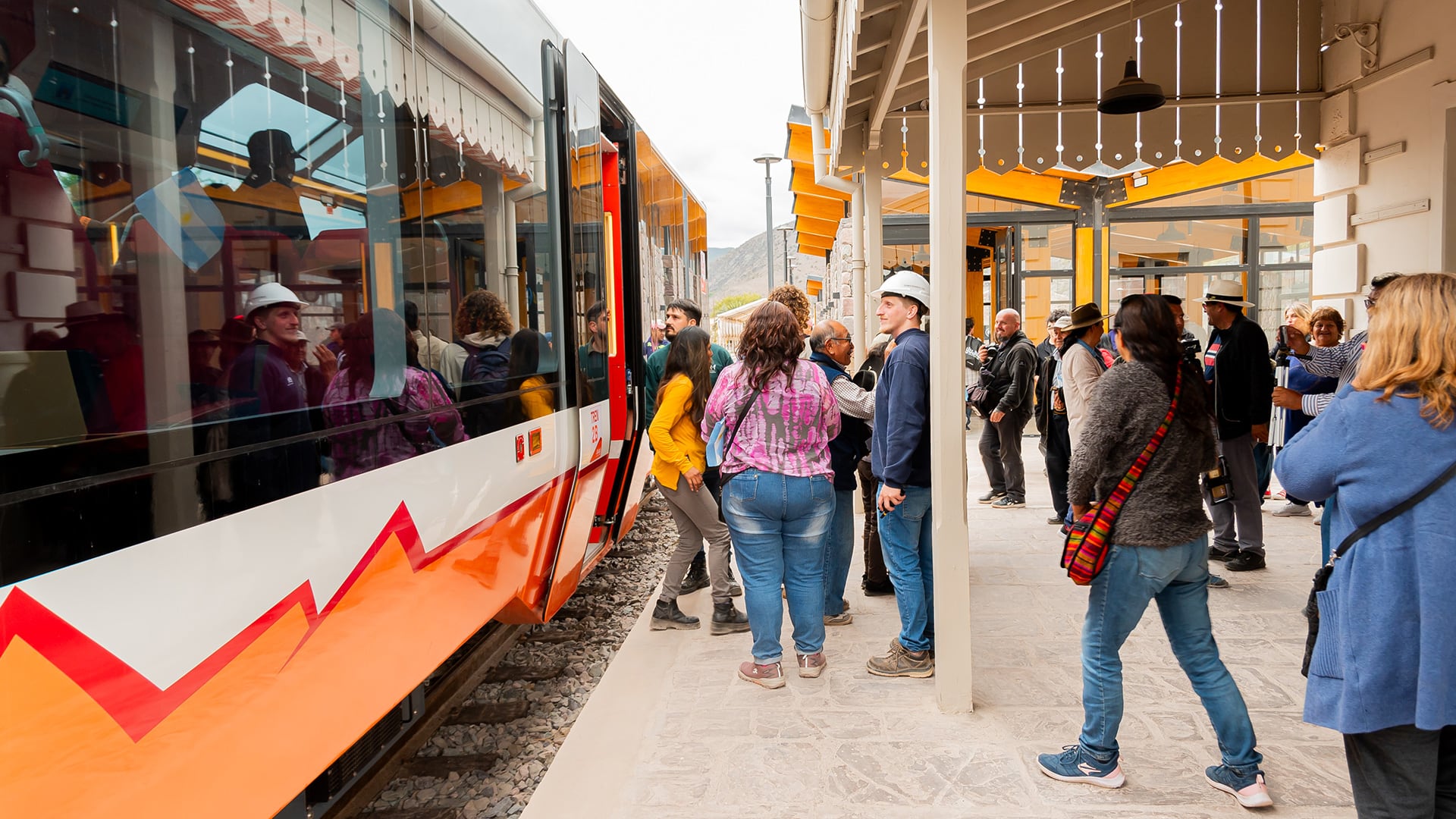 El parque solar de Caucharí, a más de 4.200 metros de altitud en la provincia de Jujuy, genera cerca del 70% de la electricidad provincial y es la principal fuente de energía que alimenta las baterías del tren