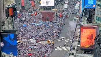 El multitudinario banderazo de los hinchas argentinos en Times Square antes de la final del Mundial