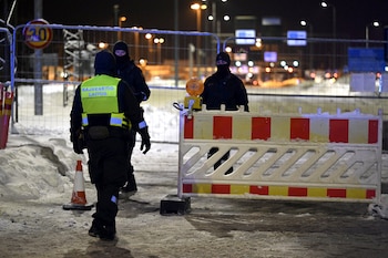 Guardias finlandeses en el cruce