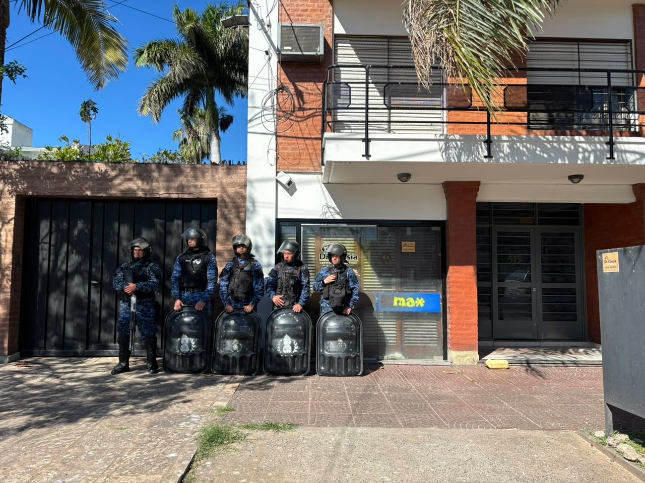 Personal policial en la puerta del domicilio de Kumiega al momento de los allanamientos