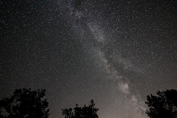 Lluvia de Perseidas vista desde la Sierra de Guadarrama, a 12 de agosto de 2024, en Buitrago de Lozoya, Madrid (España). (Diego Radamés/Europa Press)
