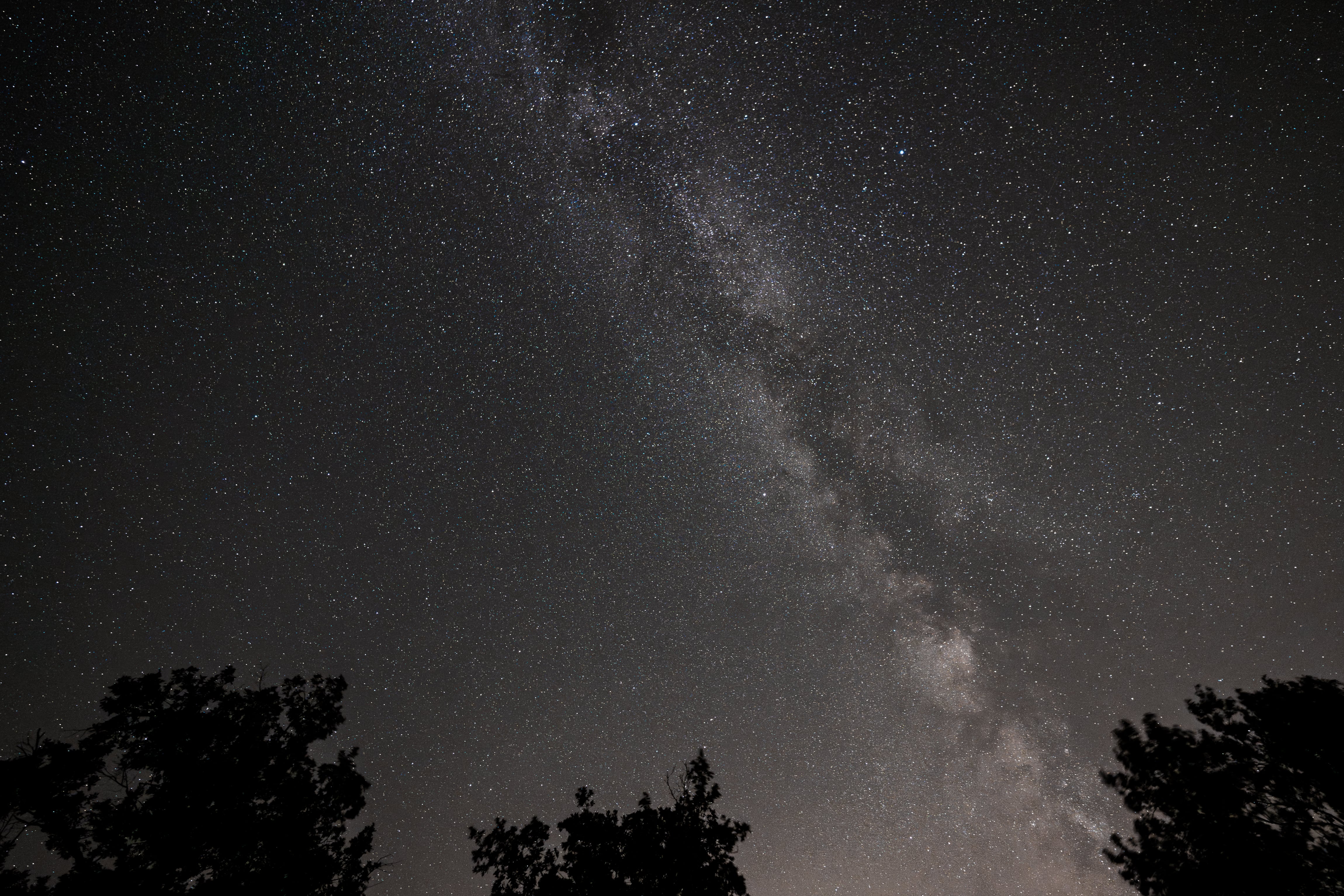 Lluvia de Perseidas vista desde la Sierra de Guadarrama, a 12 de agosto de 2024, en Buitrago de Lozoya, Madrid (España). (Diego Radamés/Europa Press)