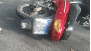 La motociclista quedó tendida sobre el asfalto tras el impacto, con un golpe en la rodilla, a la espera de la asistencia del SAME