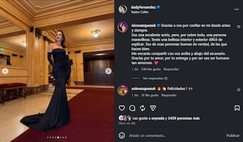 Mujer con vestido largo negro sin tirantes y guantes negros posa en un pasillo ornamentado. A la derecha, pantalla de Instagram con perfil y comentario