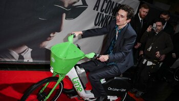 Timothée Chalamet llegó en bicicleta