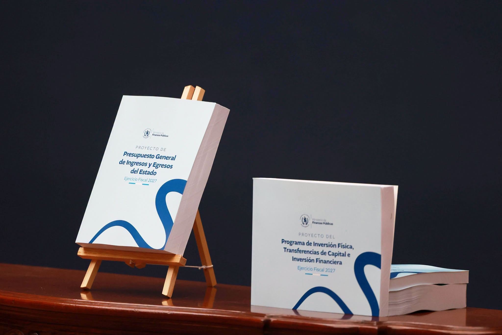 El Ministerio de Finanzas Públicas presenta los documentos impresos del proyecto del Presupuesto General de Ingresos y Egresos del Estado para el ejercicio fiscal 2027. (Diario de Centroamerica)