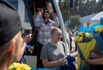 Prisioneras ucranianas emocionadas al ser devueltas a su país (REUTERS/Vladyslav Musiienko)