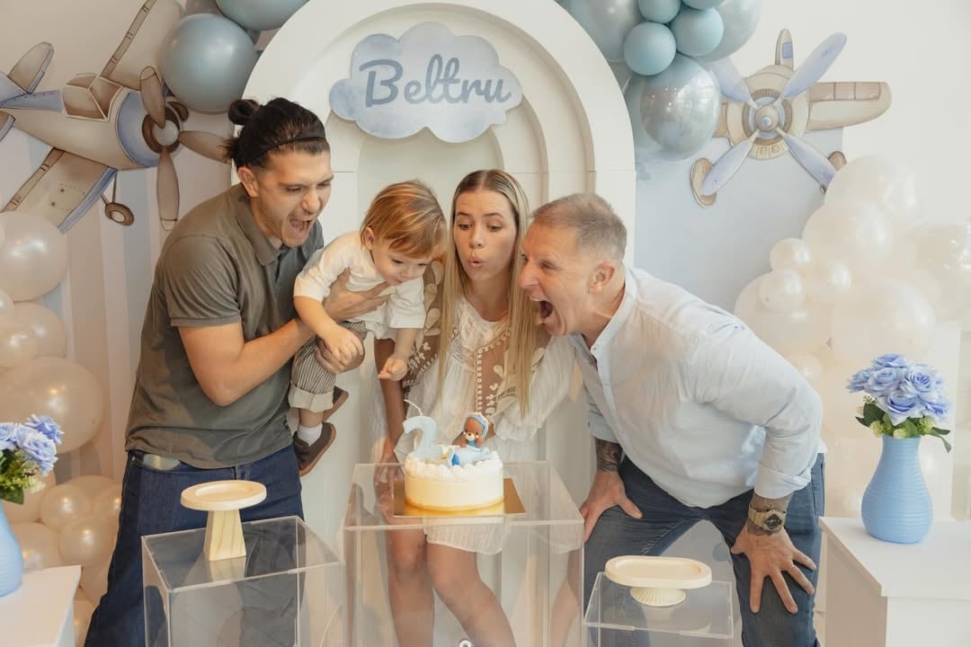 Alejandro Fantino con Coni Mosqueira y sus hijos. Nahuel, su hijo mayor, junto al pequeño Beltrán