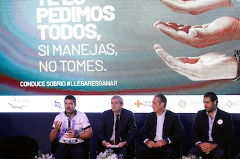(De izq. a der.) El piloto mexicano Memo Rojas en una reunión para concientizar a la gente al momento de conducir en Ciudad de México (México). EFE/Sáshenka Gutiérrez