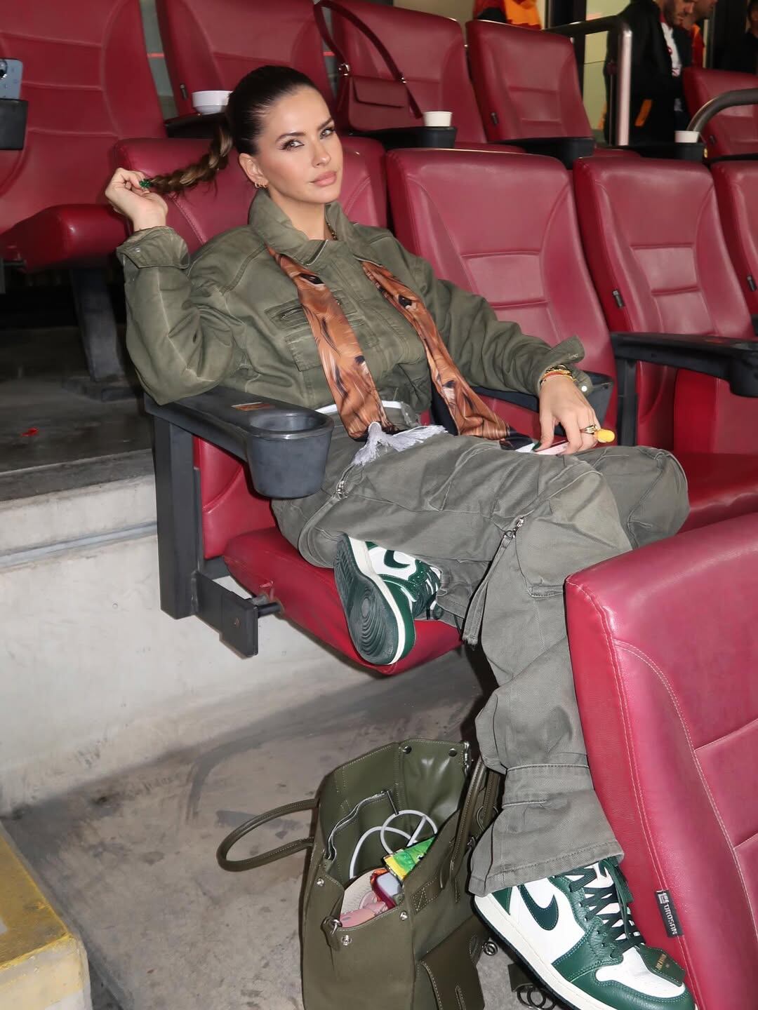 Eugenia eligió un look verde para ir al partido del Galatasaray