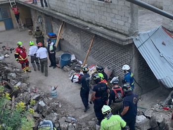 Cuerpos de rescate trasladan el