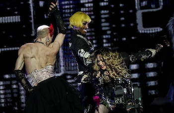 Madonna usó una rodillera durante todo su concierto en Copacabana, lo que podría dar señales de alguna lesión pasada. (Créditos: REUTERS/Pilar Olivares)