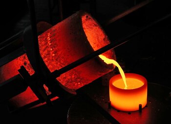 Las refinerías locales operan a máxima capacidad ante la avalancha de oro y plata para fundición (REUTERS/Denis Balibouse)