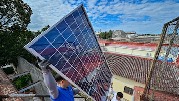 Una caravana italiana lleva energía solar a Cuba