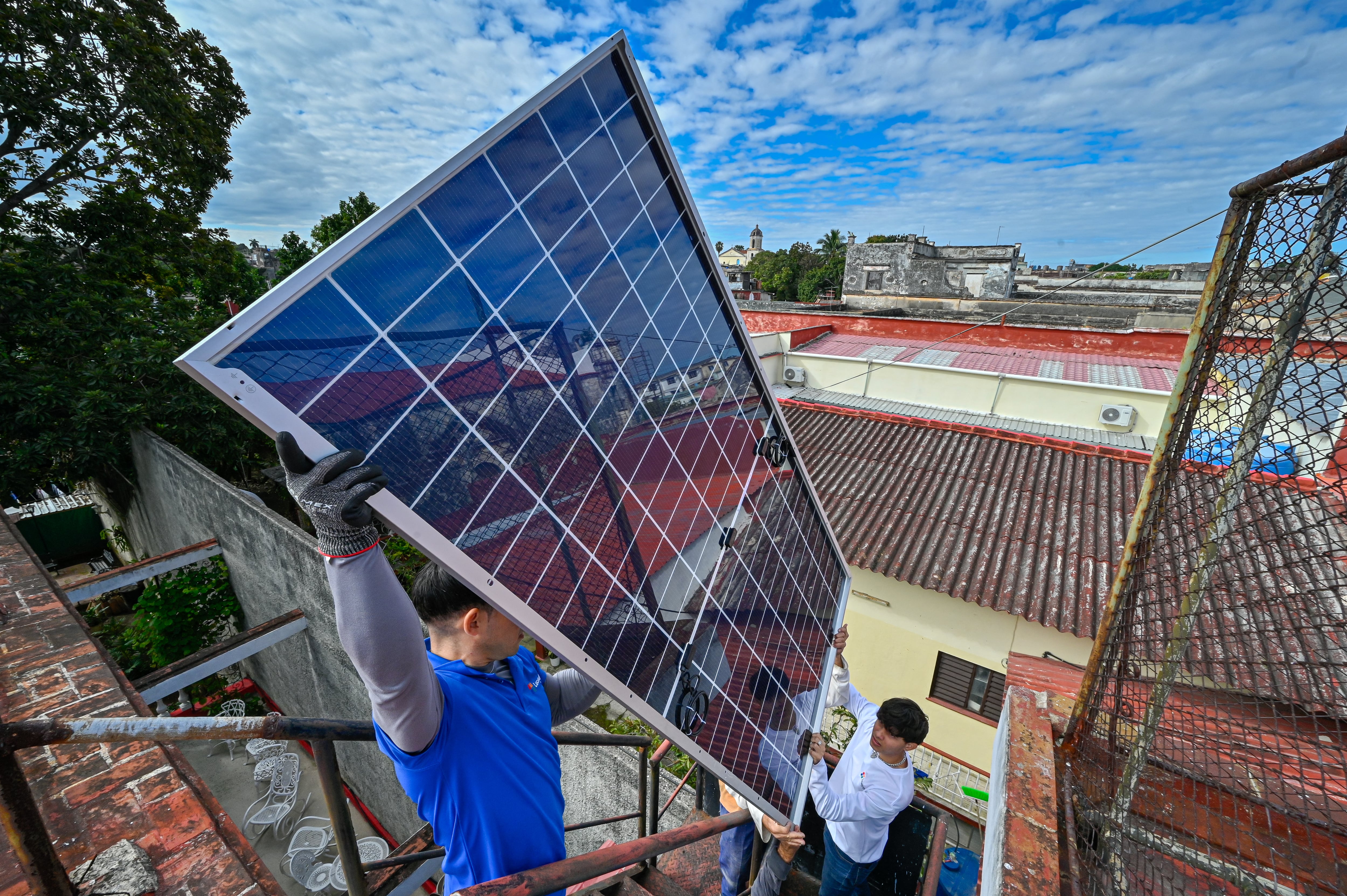 Panamá registra más de 7,000 usuarios de sistemas solares de autoconsumo conectados a la red eléctrica nacional. (Photo by ADALBERTO ROQUE / AFP)