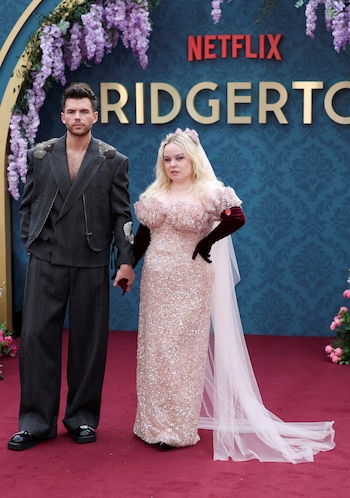 Luke Newton atualizou o traje