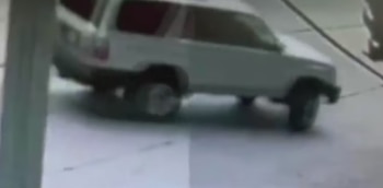 El sujeto era esperado por un presunto cómplice quien lo ayudó a escapar.