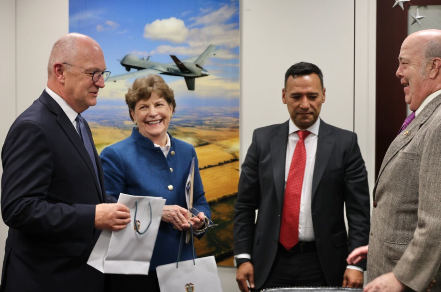 El ministro de Defensa, Pedro Sánchez, compartió con Jeanne Shaheen, que es la integrante de mayor rango del Comité de Relaciones Exteriores del Senado - crédito @SFRCdems/X
