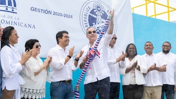 El presidente Abinader entrega ocho