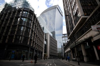 El edificio Walkie Talkie cerca