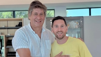 Quién es Roly Santacroce, el intendente que pidió licencia para ir al Mundial 2026 con sus amigos