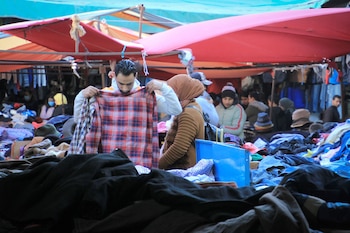 El circuito de ropa usada deja 24 puntos de desecho textil rumbo a Perú y solo el 1% de las prendas recolectadas se recicla para fabricar nuevas prendas. Foto: Cindy Riechau/dpa