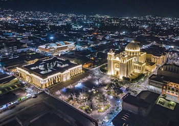 La Autoridad del Centro Histórico implementa una ventanilla única y digitalización de trámites, agilizando los permisos de construcción y facilitando la inversión. (Cortesía: Centro Histórico de San Salvador)