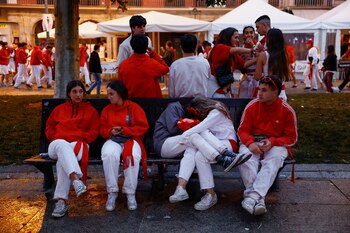 Pamplonicas en la Plaza del Castillo esperando el primer encierro de los Sanfermines 2024. REUTERS/Susana Vera
