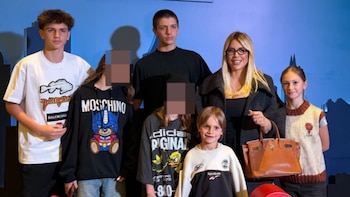 La multitudinaria salida familiar de Wanda Nara al teatro: hijos, padres, pareja y sobrinos juntos en una misma noche