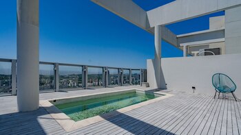 Con piscina propia y deck