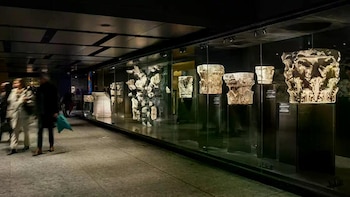 La estación permite observar historia pura de la ciudad en el recorrido hacia los andenes (Comune di Roma)