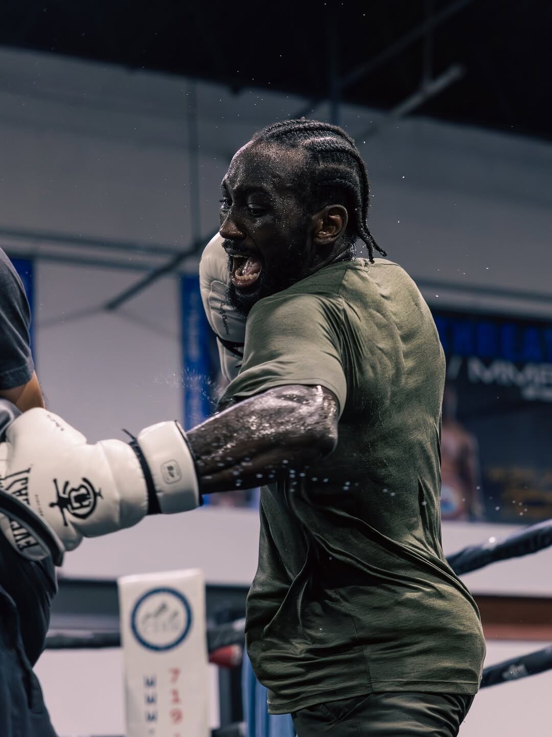 El entrenamiento de contraste alterna fuerza máxima y explosividad, clave en el rendimiento del campeón (Instagram | tbudcrawford)