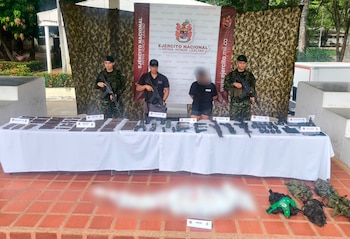 El presidente de la República señaló que durante el operativo fueron capturados alias Mónica, responsable de la logística del grupo armado ilegal, y alias Chuzo - crédito Ejército Nacional