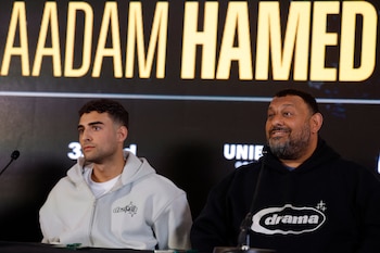 Naseem, junto a su hijo