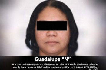 Retrato de una persona con cabello oscuro y una barra negra que cubre sus ojos, sobre un fondo claro. Incluye texto "Guadalupe "N" y un aviso legal.