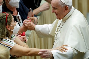 El papa Francisco saluda a
