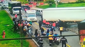 Las imágenes del accidente evidencian la magnitud del impacto, con una motocicleta destruida sobre el pavimento - crédito Bomberos Fusagasugá