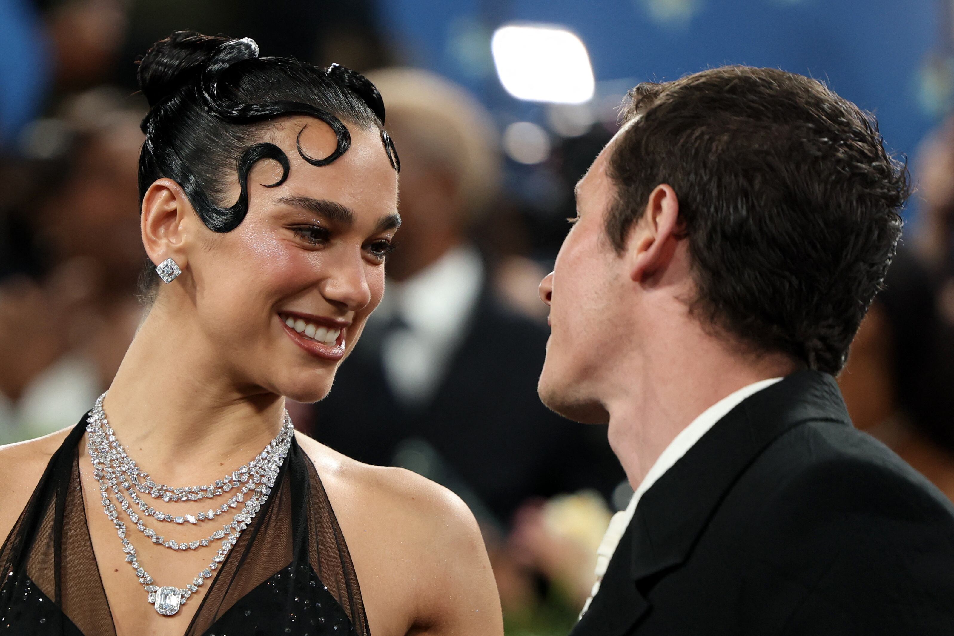 Dua Lipa revive el glamour vintage con un collar multihilera en eventos internacionales (REUTERS)