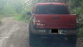 Camioneta localizada en el sitio donde fue abandonado el cuerpo del párroco. Crédito: Redes Sociales