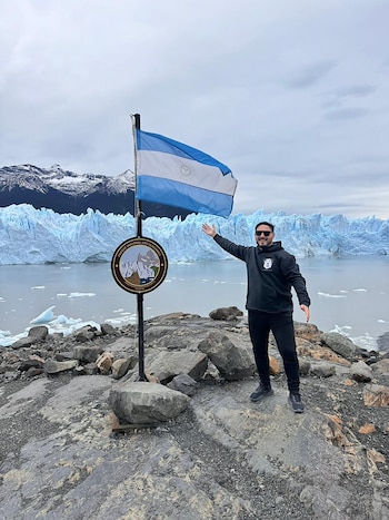 Hernán Lirio sonriente posa con